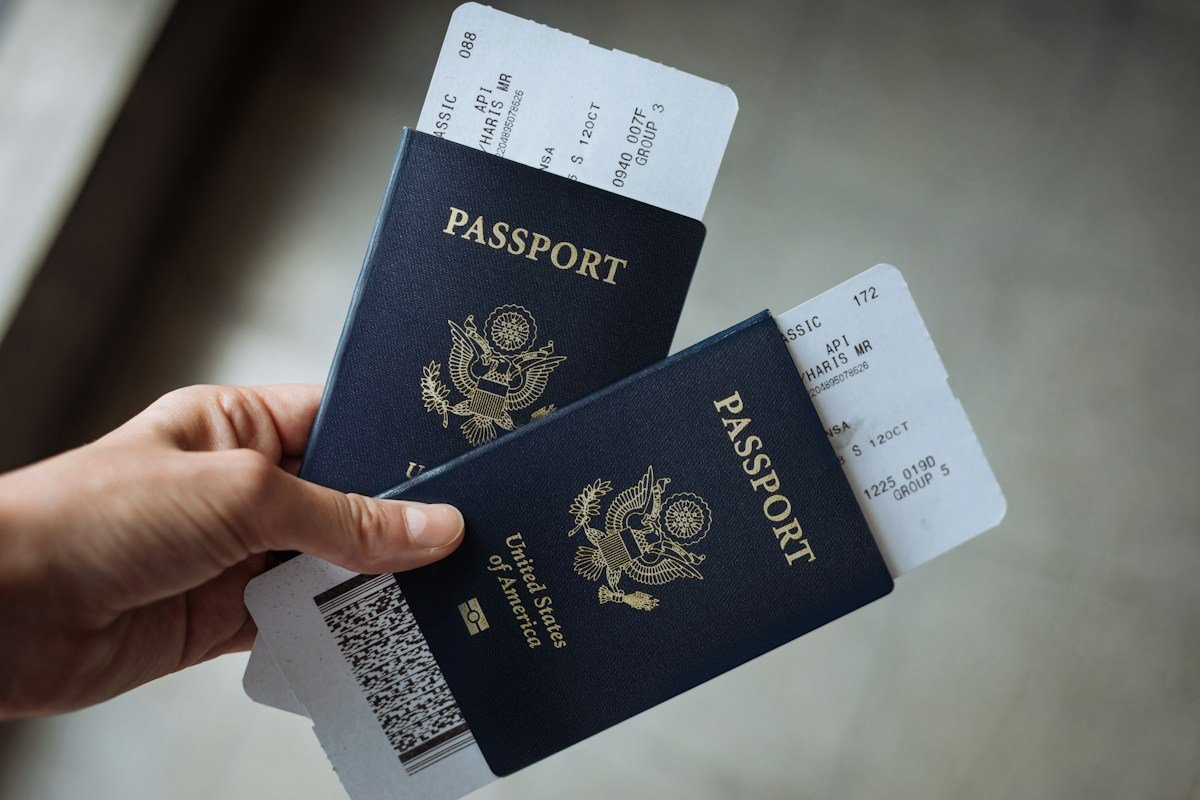 Passaportes e cartões de embarque sobre a mesa